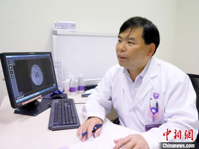 越早进行科学治疗控制住病情，对患儿身体发育、智商发育影响越小，对后续的学习、工作影响也越小。　徐敏 摄