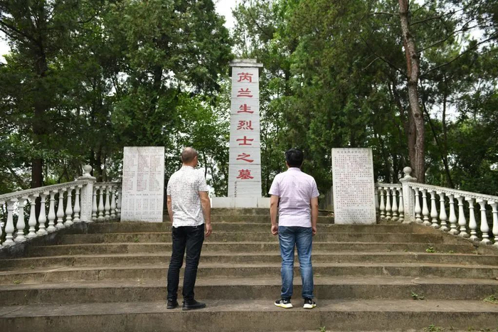 人们在芮兰生烈士墓前瞻仰。新华社记者 黄博涵 摄