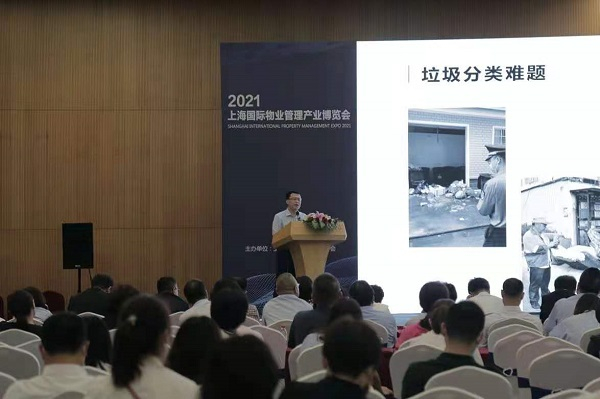 图说：“嗨回收”负责人介绍社区垃圾分类综合治理方案  采访对象供图