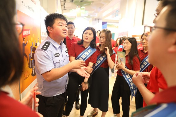 图说：昨天，上海市公安局治安总队与平安银行上海分行共同举办了“勿忘初心路，全民来守‘沪’”全民反诈宣传活动。张龙 摄（下同）