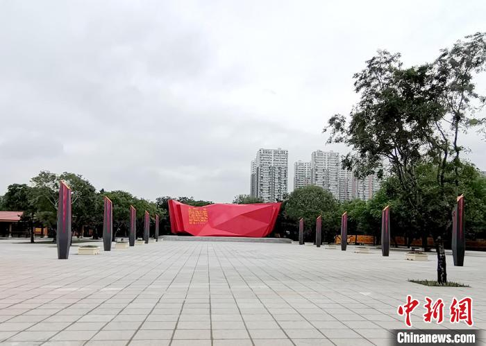 别具特色的五一广场。　赵桂华 摄