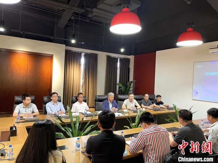 东软集团董事长刘积仁与辽宁改革开放和高质量发展主题采访团记者座谈。　王景巍 摄