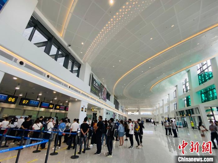 图为旅客在保山机场办理乘机手续。　蔡之蕾 摄