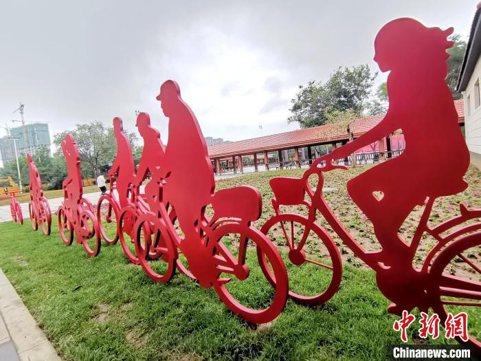 此景观象征着工人骑着自行车上下班情景。　赵桂华 摄