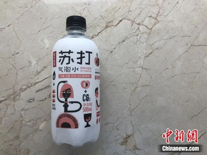 农夫山泉拂晓白桃味苏打气泡水。中新网 左宇坤 摄