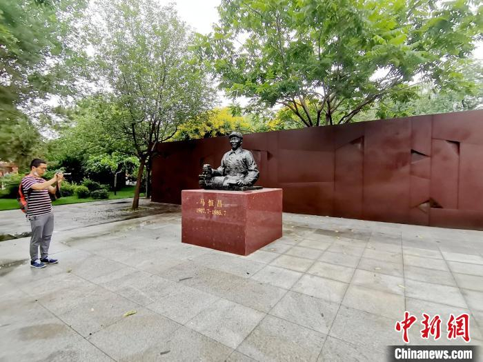 劳模雕塑。　赵桂华 摄