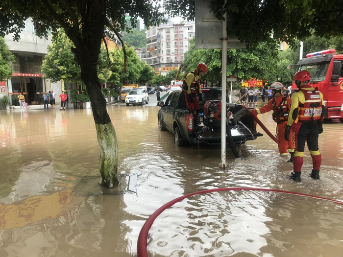 消防人员清理积水（央广网发 思南消防大队供图）