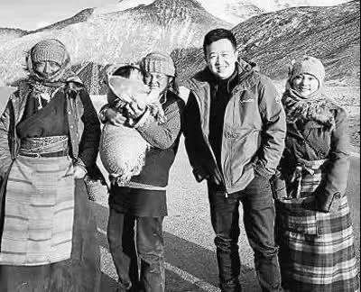 白皓天与藏民合影。供图