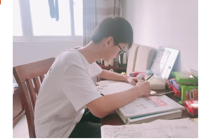 正在学习的梅博文。图源蚌埠市精神文明建设指导委员会办公室微信公众号&nbsp;