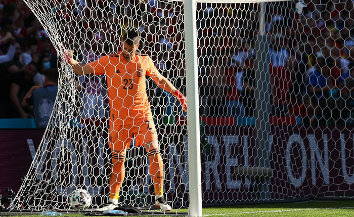 西蒙停球失误，西班牙贡献经典画面。