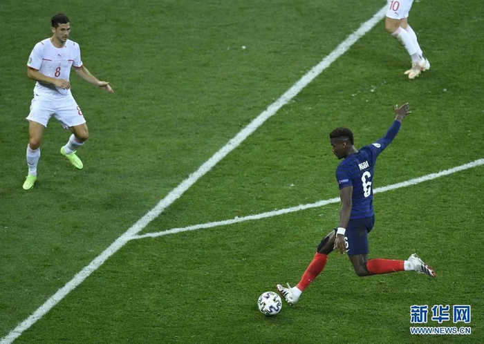 　6月28日，法国队球员博格巴（右）在比赛中。图片来源：新华网。