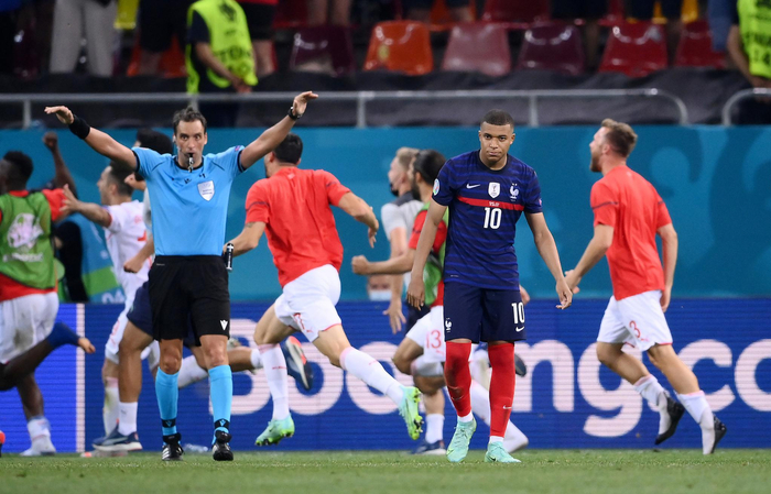 姆巴佩成为瑞士队庆祝的背景板。