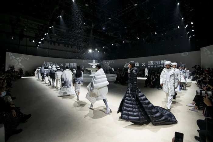 ▲2020 波司登X高缇耶“新一代羽绒服”发布会