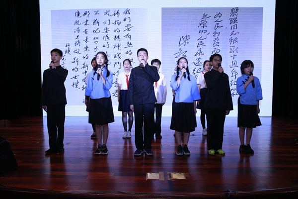 图说：七年级姑娘刘子兮（第一排右三）饰演茅丽瑛烈士