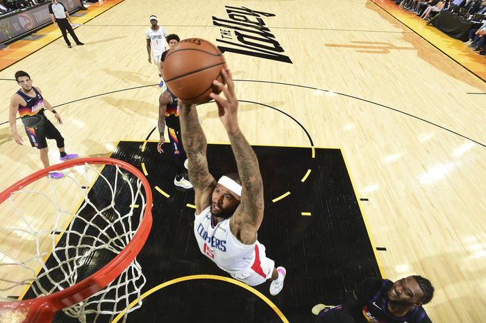 考辛斯在比赛中暴扣。