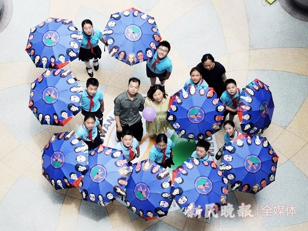 图说：孩子们绘制老师的卡通头像印上雨伞  新民晚报记者 孙中钦 摄（下同）