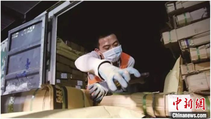 沙集物流园的一家物流公司内，工作人员正在忙着登记。　顾士刚 摄