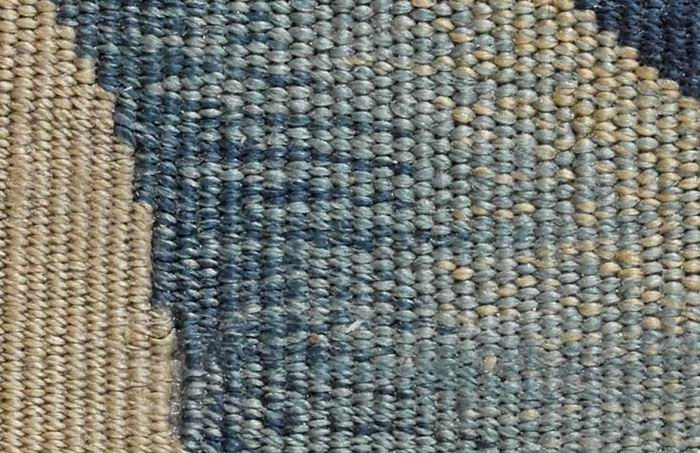 图4 南宋朱克柔缂丝《莲塘乳鸭图》湖石局部 文物细部照