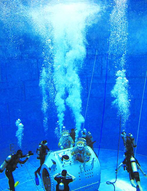 中国航天员着舱外航天服在模拟失重的中性浮力水槽中进行出舱活动任务训练。