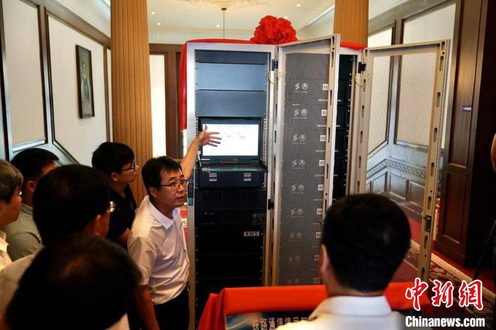 科研人员讲解铁路通信信号不间断电源系统。　吕品 摄