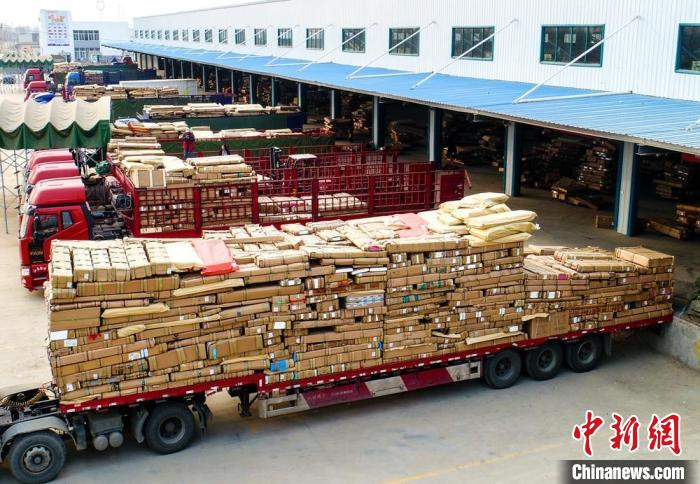 聚集30余家大型物流连锁企业的物流园，每天发往全国各地的货车络绎不绝。　睢宁县委宣传部供图