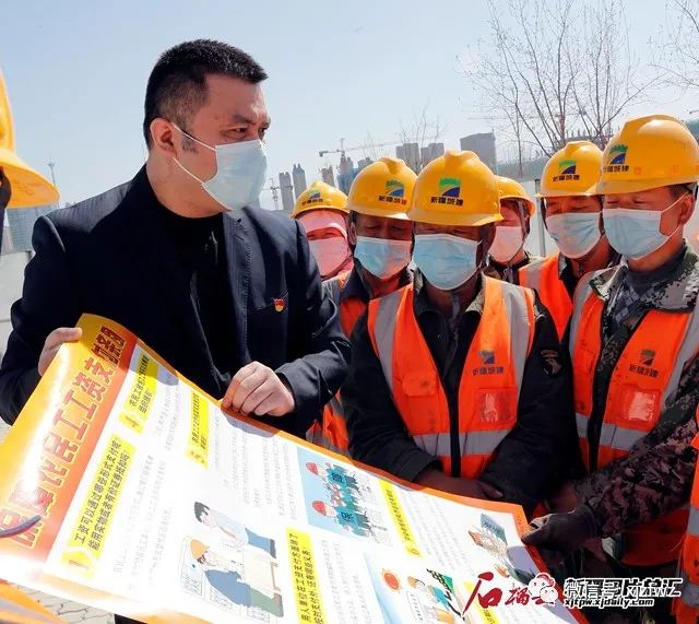 在乌鲁木齐市会展纬六路文化公园工地，乌市水磨沟区劳动保障监察大队工作人员向工人宣传保障务工人员工资支付相关法规（4月14日摄）。天山网-新疆日报记者秦鹏摄