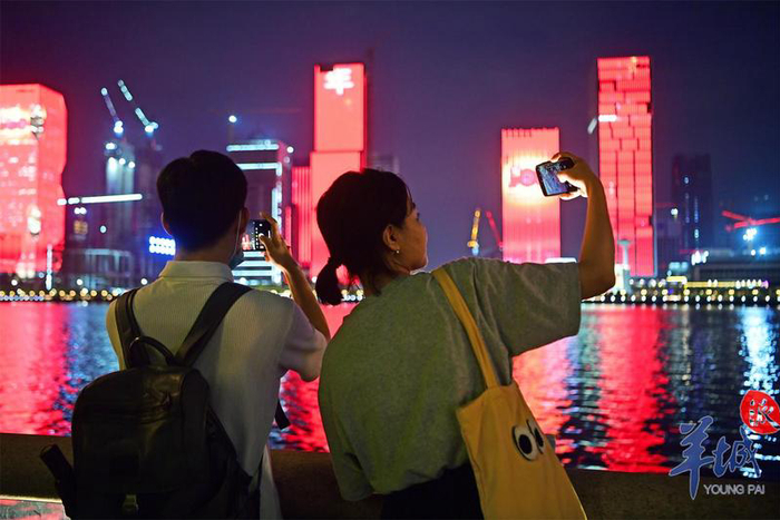 【多图】光影谱写壮丽诗篇!广州琶洲江边上演“七一”主题灯光秀|广州市_新浪新闻