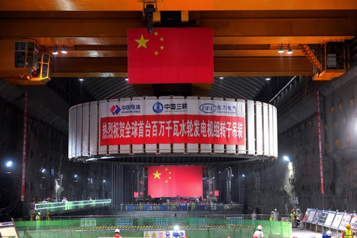 白鹤滩水电站全球首台百万千瓦水轮发电机组转子吊装。东方电机供图