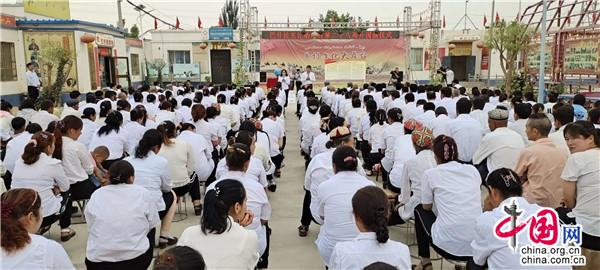 陈诚带领工作队员组织村民每周一升国旗、唱国歌。受访人供图