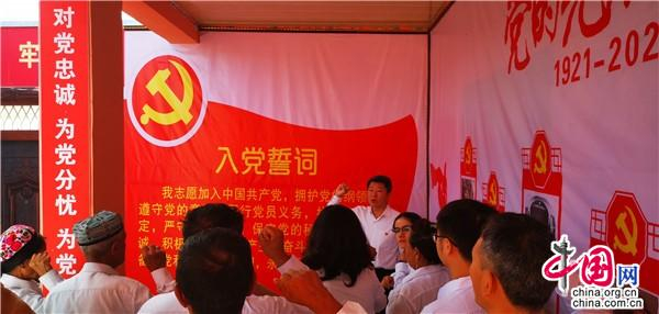 陈诚带领党员们宣誓。受访人供图