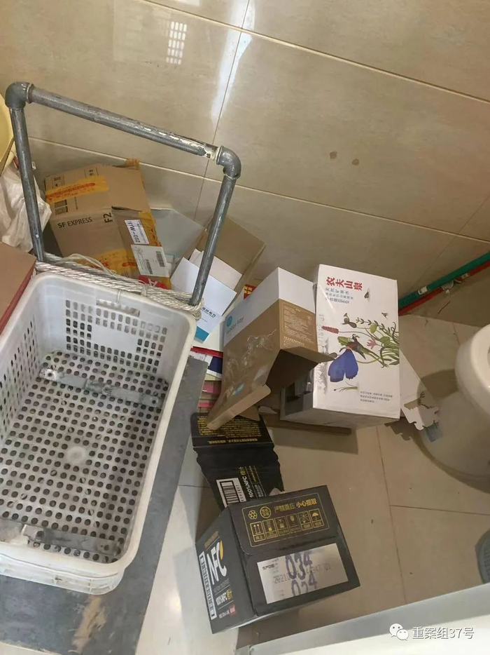 ▲首都儿科研究所附属儿童医院不仅没有第三卫生间，三层女厕较宽敞的坐便器房还堆满了杂物。陈玖阳 摄