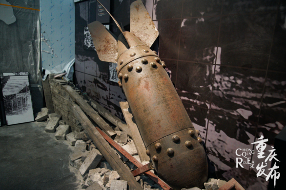 防空隧道内还原展示的大轰炸场景 邹乐 摄