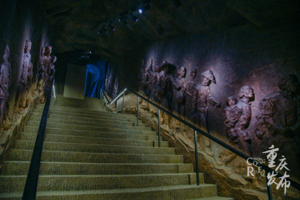 重庆大轰炸“六五”大隧道惨案遗址内的避难者群雕 邹乐 摄