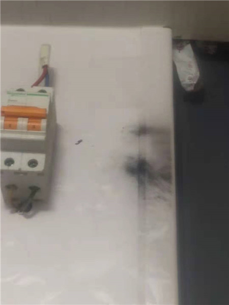 图说：墙壁被烧焦