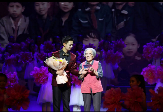 第一任校长戴桂芸讲述教育初心（央广网发 南岸区天台岗小学供图）