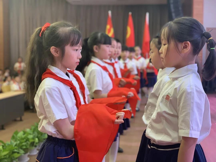 老队员为新队员佩戴红领巾（央广网发 九龙坡区实验一小供图）