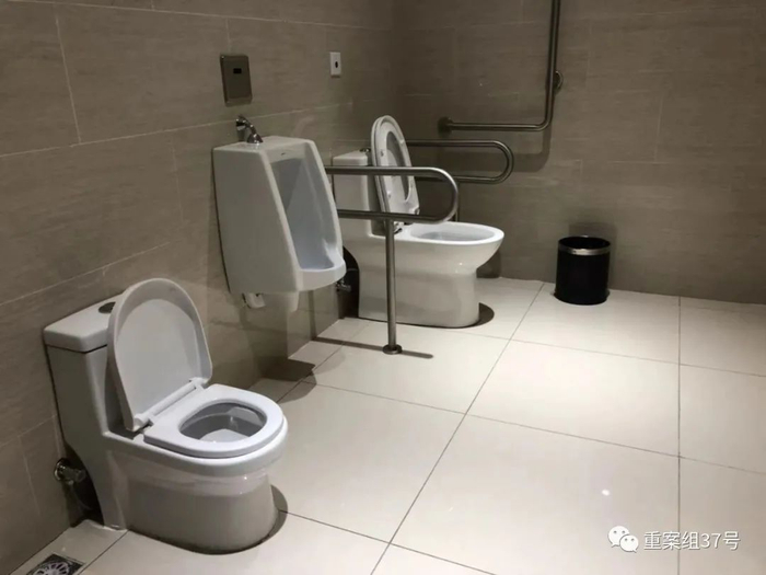 ▲5月29日，新京报记者走访发现，延庆区万达广场的第三卫生间，内部有方便老人、儿童、残疾人使用的如厕设施，干净整洁。新京报记者 张静姝 摄