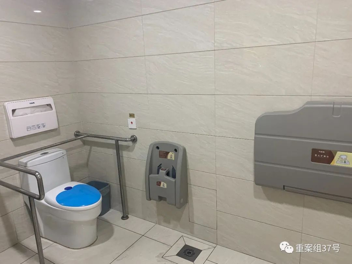 ▲5月28日，北京南站每个无障碍卫生间内都配备儿童坐便器、婴儿护理台、儿童安全座椅等适用于家庭和其他各类人士使用的无障碍设施，环境较为整洁。陈玖阳 摄