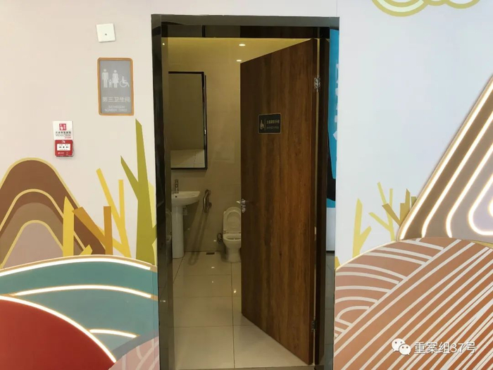 ▲5月29日，新京报记者走访发现，延庆区万达广场的第三卫生间，内部有方便老人、儿童、残疾人使用的如厕设施，干净整洁。新京报记者 张静姝 摄