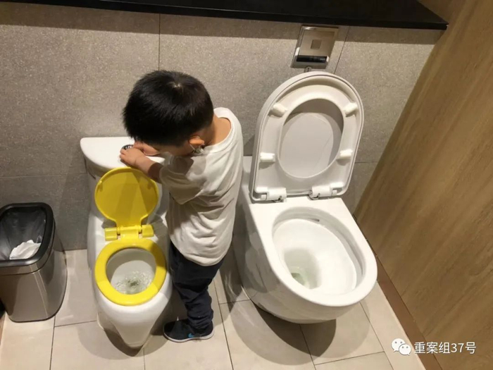 ▲海淀区清河万象汇商场内，一名男童使用完亲子卫生间内的儿童马桶后正在冲水。该商场的亲子卫生间是从女厕中的分离出一个隔间改造而成。新京报记者 张静姝 摄