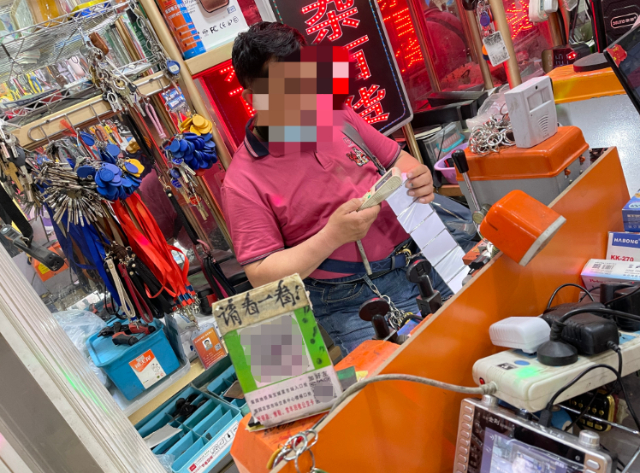 摊主正在复制门禁卡