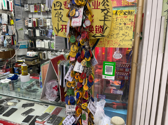 摊位上悬挂的各个小区门禁卡