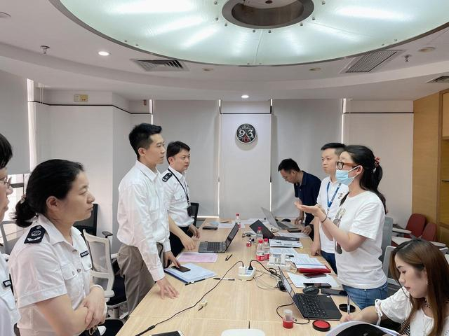 市场监管部门与校外培训机构老师当面求证资质、履历真实性。图片来源：市场监管总局。