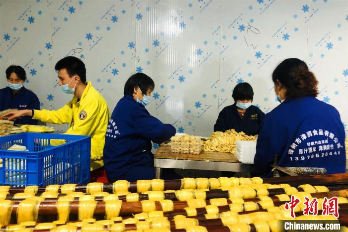 图为在江西省樟树市一家食品厂，工人正在包装腐竹。　吴鹏泉 摄