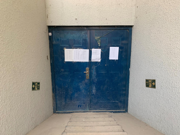 （通往地下设备层的通道大门紧锁。）