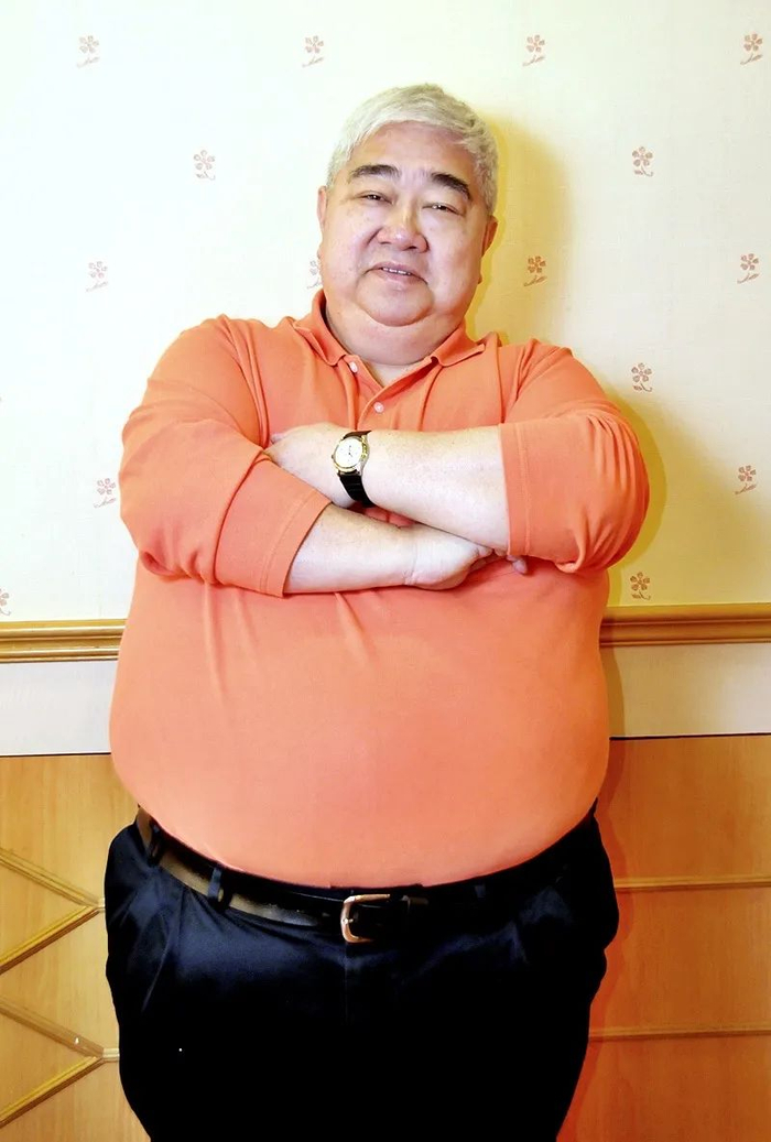 减掉130磅!70岁香港著名食神久违亮相,因弟弟猝死反思,获蔡澜大赞