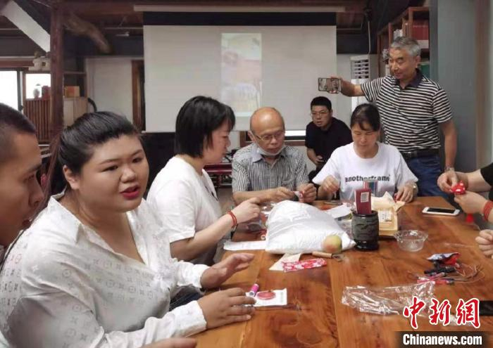 两岸同胞“云”上交流包粽子 鲍佳凝 摄