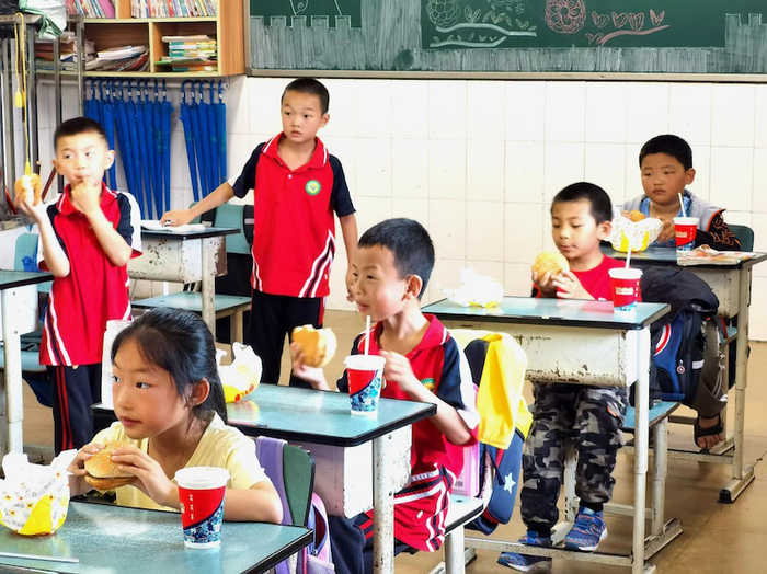 没领到汉堡和可乐的孩子正在翘首以盼（央广网发 陈靖摄）