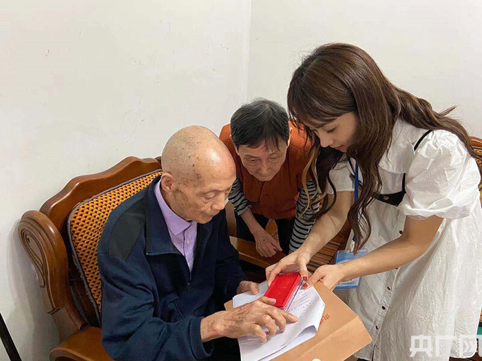 工作人员提供上门服务