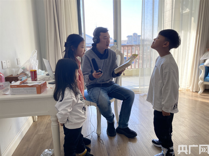 喜马拉雅主播“声优振芳”和一群热爱表演和有声演播的孩子（央广网发 受访者供图）